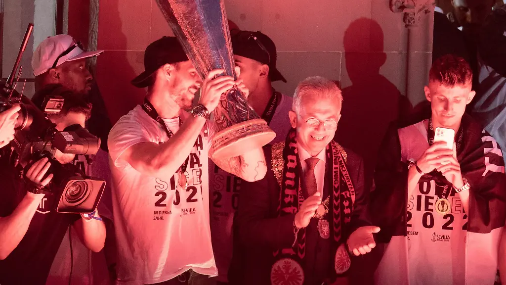 Frankfurts-OB-Peter-Feldmann-steht-mit-einem-Eintracht-Schal-auf-dem-Roemerbalkon