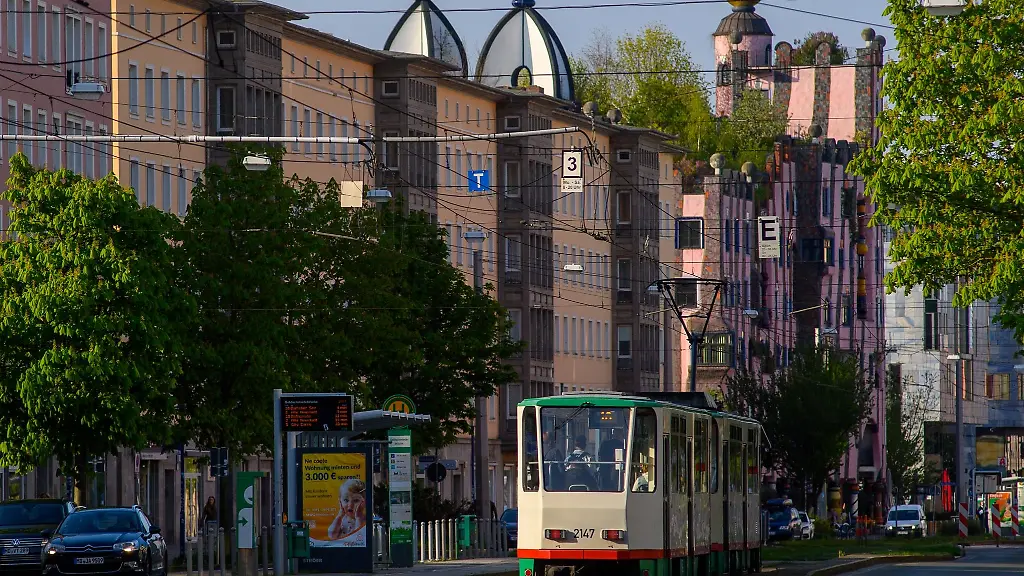 Eine-Strassenbahn-faehrt-durch-die-Innenstadt-der-Landeshauptstadt-von-Sachsen-Anhalt