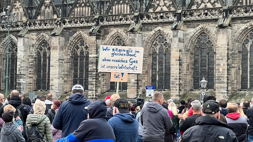 Teilnehmer-einer-Demonstration-gegen-die-Energiepolitik-der-Bundesregierung-und-gegen-den-Krieg-in-der-Ukraine-laufen-am-Abend-durch-die-Innenstadt