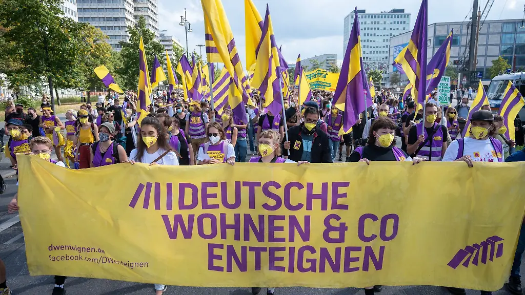 Sympathisanten-des-Volksentscheids-demonstrieren-in-Berlin