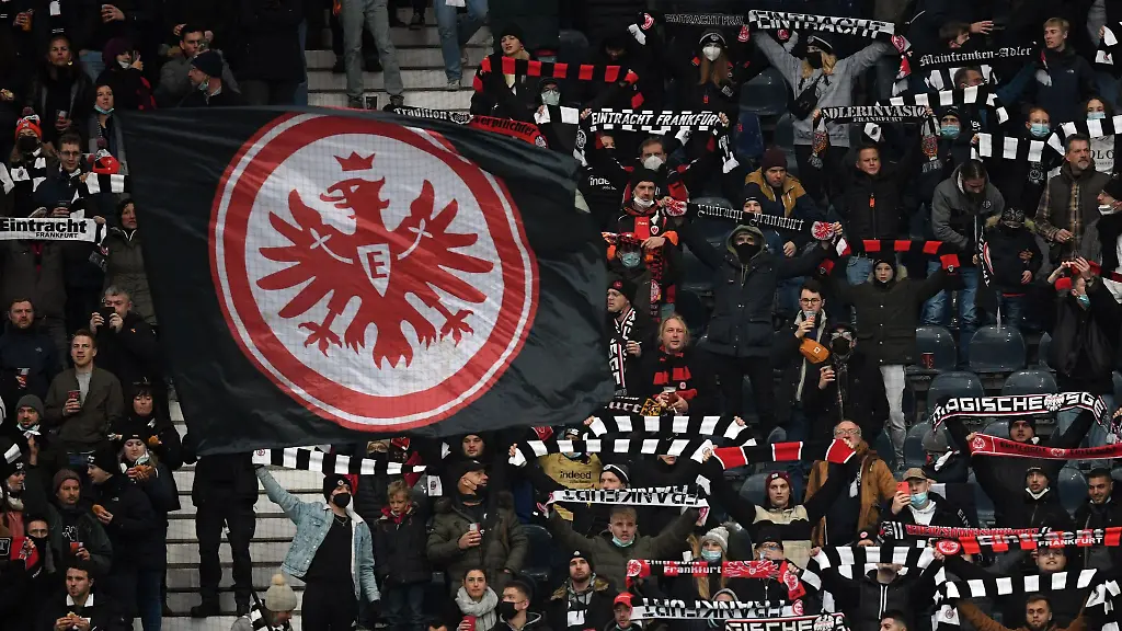 Eintracht-Fans-halten-vor-dem-Spiel-ihre-Fanschals-hoch