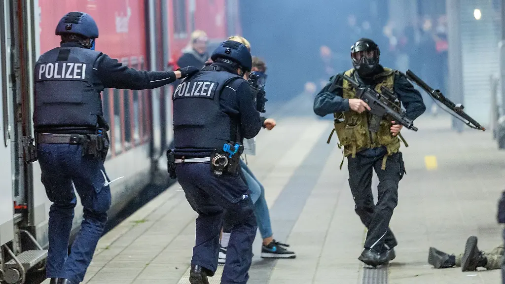 Ein-angenommener-Attentaeter-wird-durch-Polizisten-auf-dem-Bahnsteig-ueberwaeltigt