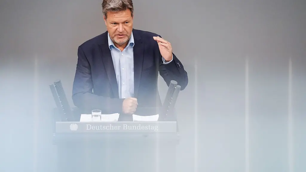 Wirtschaftsminister-Robert-Habeck-Gruene-spricht-waehrend-einer-Sitzung-des-Deutschen-Bundestags