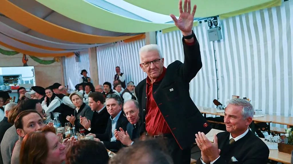 Winfried-Kretschmann-Buendnis-90-Die-Gruenen-Ministerpraesident-von-Baden-Wuerttemberg-winkt-bei-der-Begruessung-im-Festzelt-des-Historischen-Volksfestes-auf-dem-Schlossplatz-ins-Publlikum