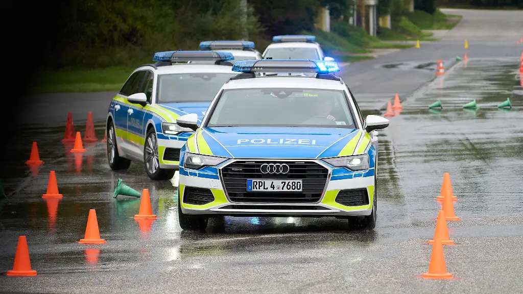 Beamte-der-rheinland-pfaelzischen-Autobahnpolizei-nehmen-mit-ihren-neuen-Streifenwagen-an-einem-Fahrsicherheitstraining-teil