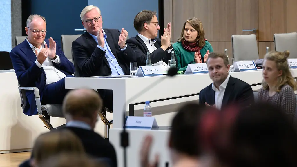 Die-Finalisten-des-Landeswettbewerbes-Jugend-debattiert-diskutieren-mit-den-Spitzenkandidaten