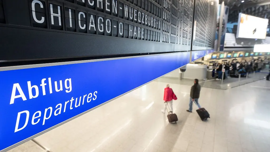 Reisegaeste-gehen-an-einem-Flughafen-zum-Abflugterminal