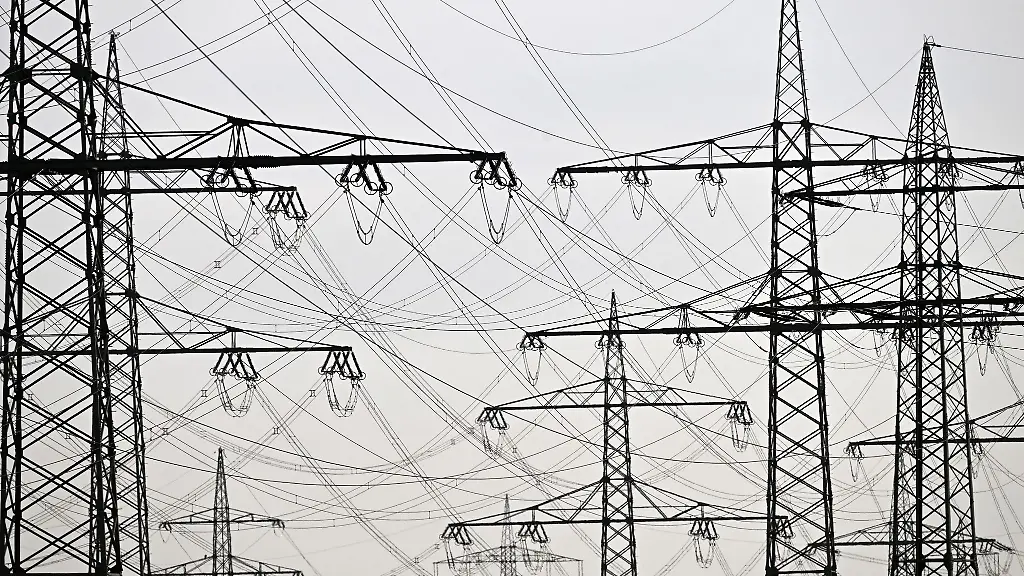 Strommasten-stehen-auf-einem-Feld