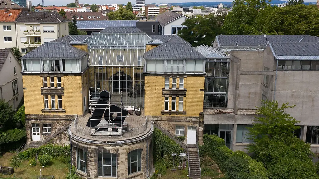 Aussenaufnahme-mit-dem-Objekt-ja-Reapropriation-am-kulturgeschichtlichen-Museum-fuer-Sepulkralkultur