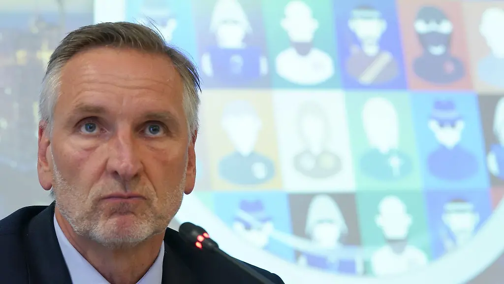 Torsten-Voss-Leiter-des-Landesamtes-fuer-Verfassungsschutz-nimmt-an-einer-Pressekonferenz-teil
