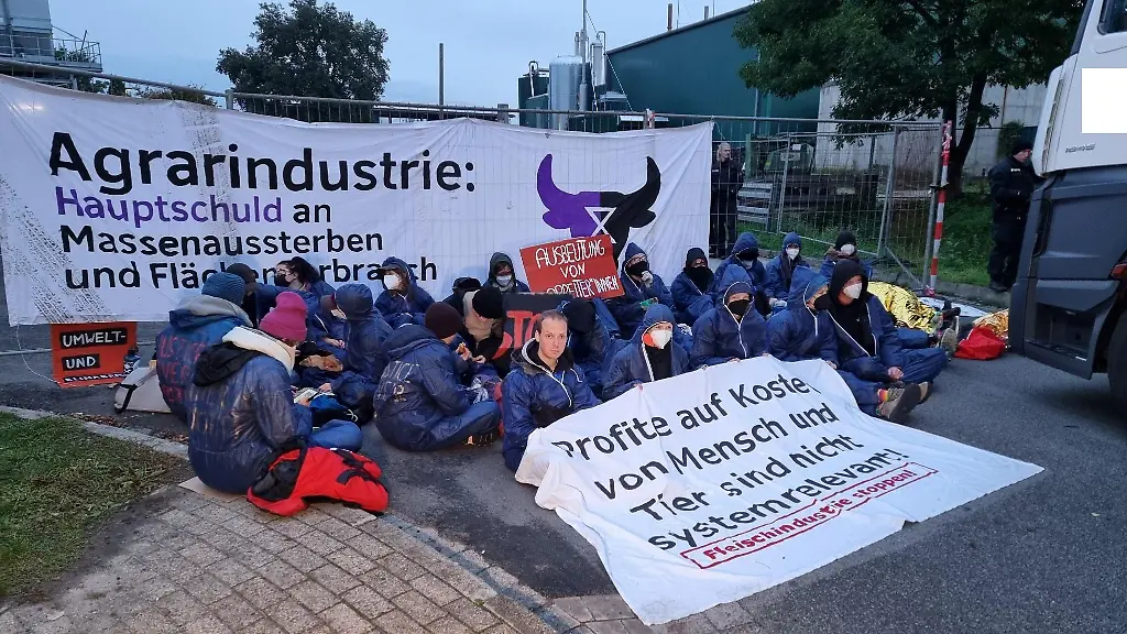 Demonstranten-sitzen-bei-einer-unangemeldeten-Protestaktion-vor-einem-Betrieb-des-Schlachtkonzerns-Toennies