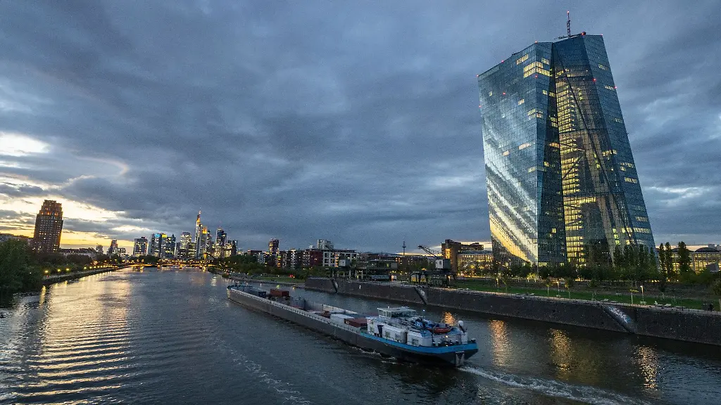 Wolken-ziehen-ueber-Frankfurt