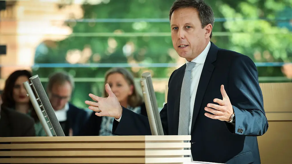 Schleswig-Holsteins-SPD-Landtagsfraktionschef-Thomas-Losse-Mueller-spricht-in-Kiel
