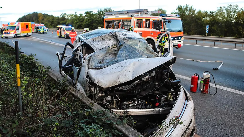 Ein-zerstoerter-Kleinbus-steht-an-der-Leitplanke