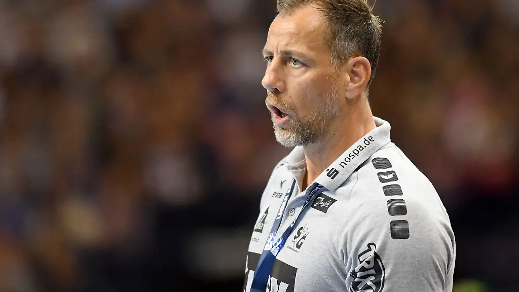 Maik-Machulla-steht-verfolgt-das-Spielgeschehen