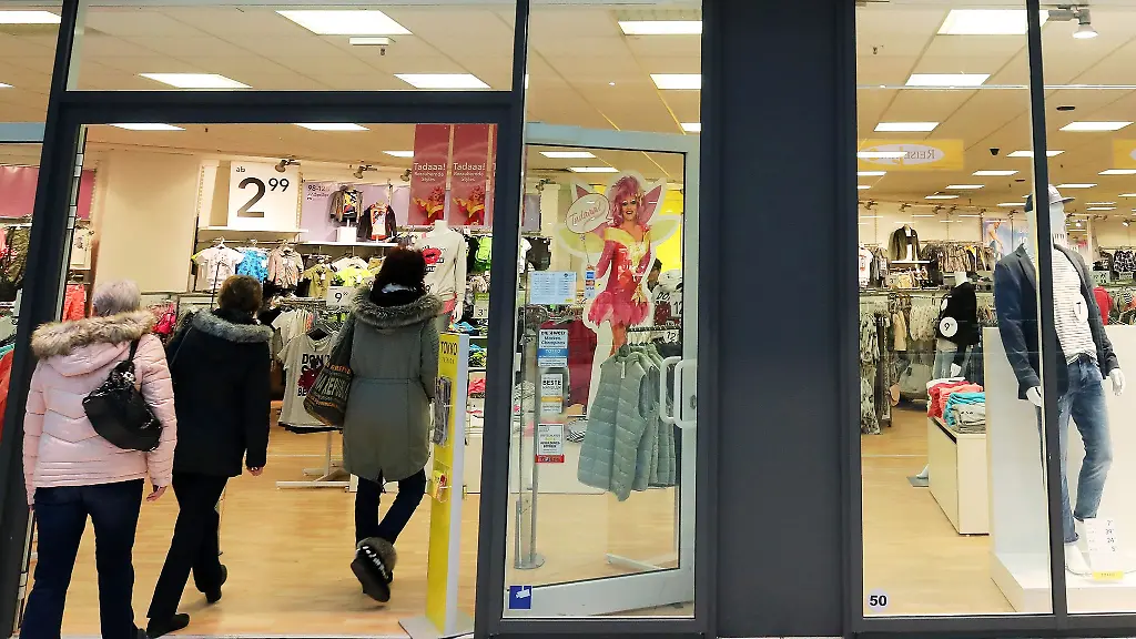 Kunden-gehen-in-ein-Bekleidungsgeschaeft