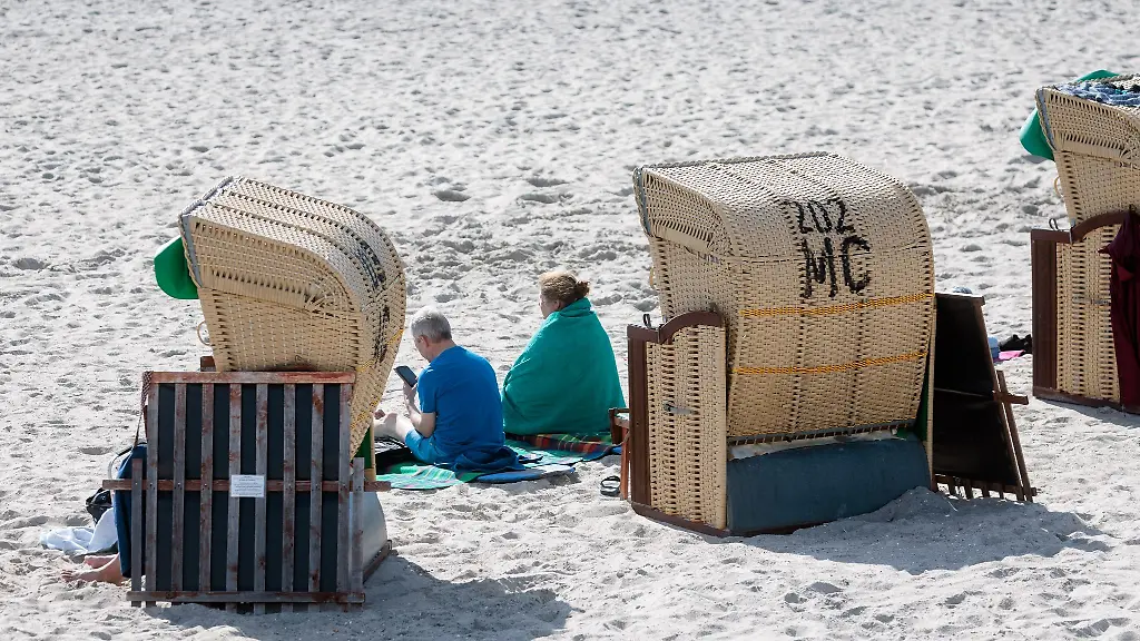 Strandkoerbe-stehen-am-Burgtiefe-Suedstrand