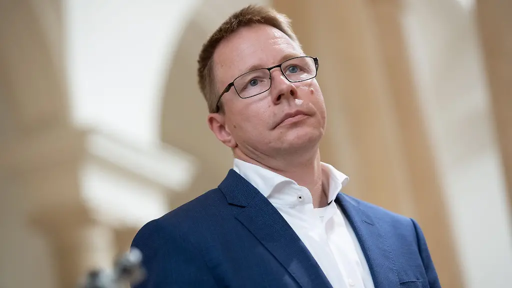 SPD-Politiker-Dennis-Buchner-bei-einem-Pressetermin-im-Abgeordnetenhaus