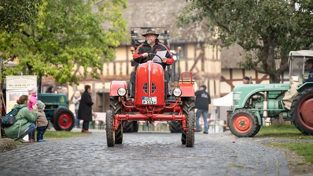 Harald-Enders-aus-Weilrod-kommt-mit-seinem-Porsche-Diesel-P111-aus-dem-Jahr-1957-beim-Treckertreff-im-Freilichtmuseum-Hessenpark-an