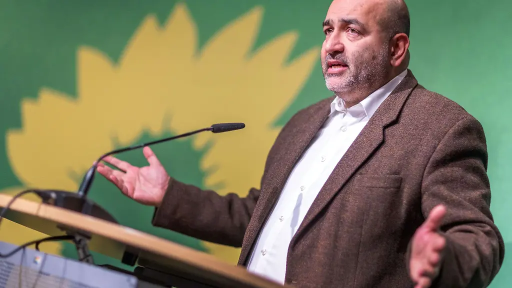 Omid-Nouripour-spricht-zum-Beginn-der-Landesdelegiertenkonferenz-der-Gruenen