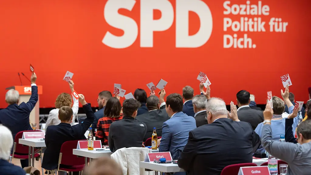 Delegierte-stimmen-beim-Landesparteitag-der-SPD-Thueringen-im-Congress-Centrum-Suhl-ueber-die-Tagesordnung-ab