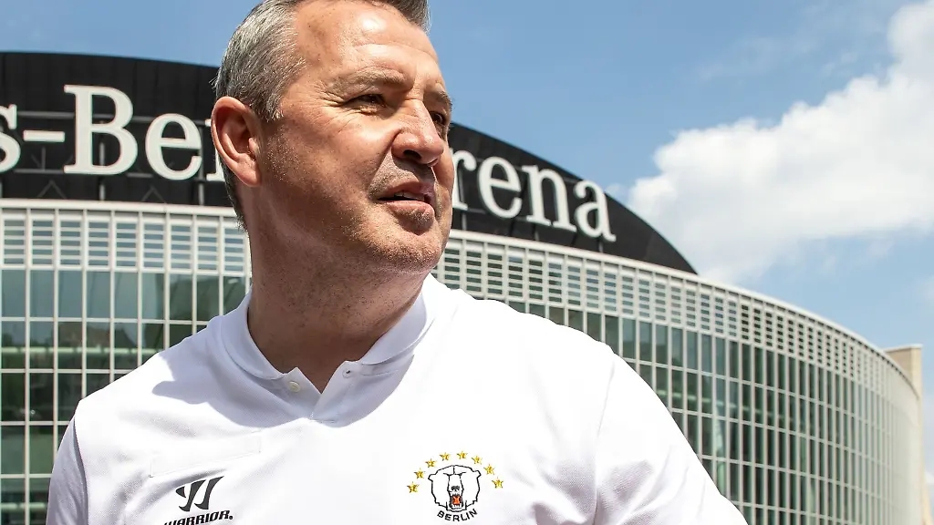 Berlins-Cheftrainer-Serge-Aubin-steht-vor-der-Mercedes-Benz-Arena