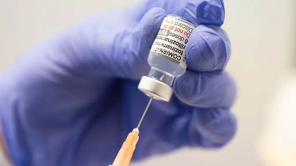 Ein-Mitarbeiter-zieht-eine-Spritze-mit-dem-an-die-Omikron-BA-1-Variante-angepassten-Impfstoff-Comirnaty-von-Biontech-und-Pfizer-auf