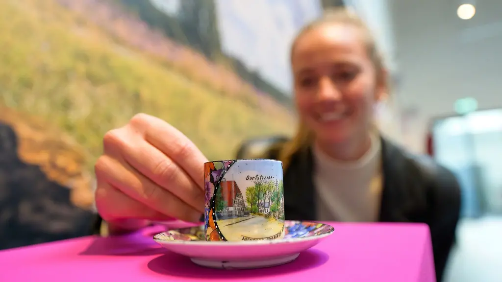 Nele-Kroeger-Kuenstlerische-Leitung-haelt-in-der-Ausstellung-eine-kleine-Tasse-in-den-Haenden