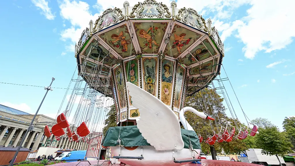Das-historische-Karusell-Schwanenflieger-wird-auf-dem-Schlossplatz-aufgebaut