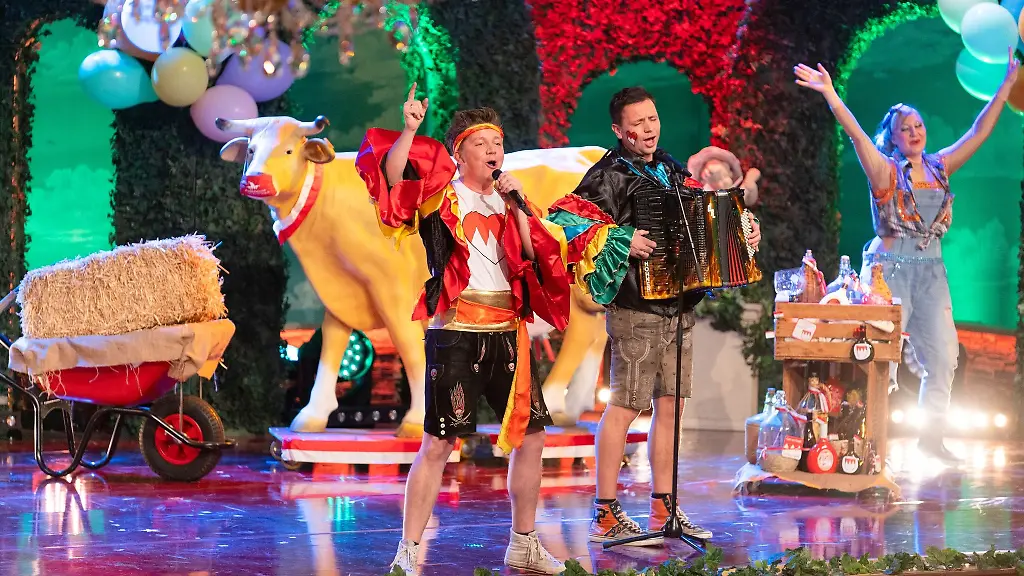 Die-Band-Die-Dorfrocker-spielt-bei-der-Aufzeichnung-der-Sendung-Fastnacht-in-Franken-2022