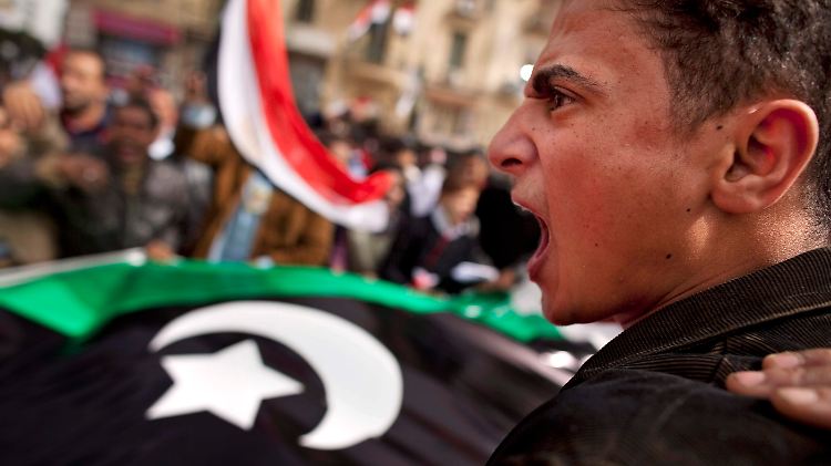 Am Freitag hatten hunderte Menschen für ein Verfahren gegen Mubarak protestiert.
