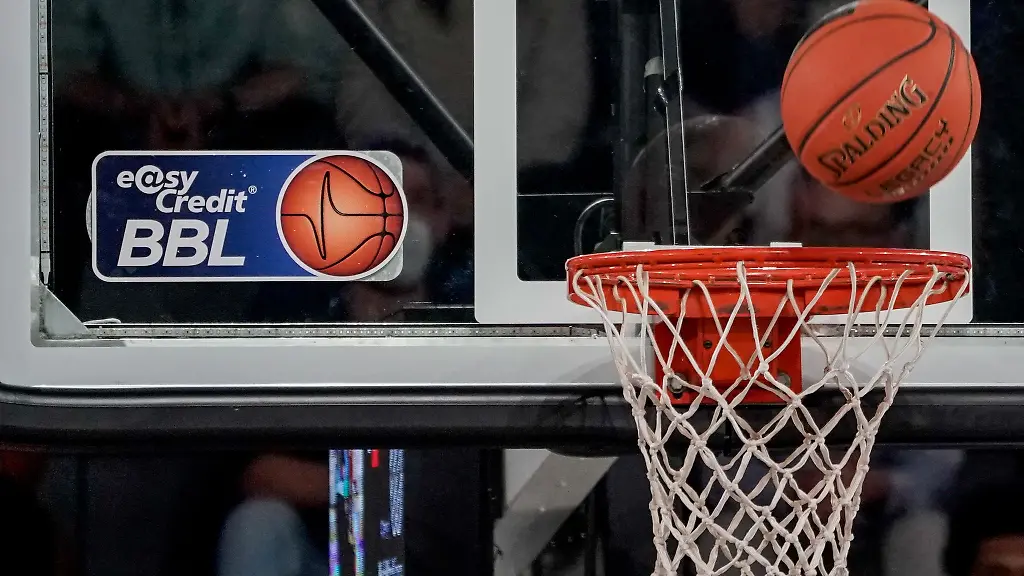 Ein-Ball-fliegt-auf-den-Korb-zu-an-dem-ein-Logo-der-Basketball-Bundesliga-klebt