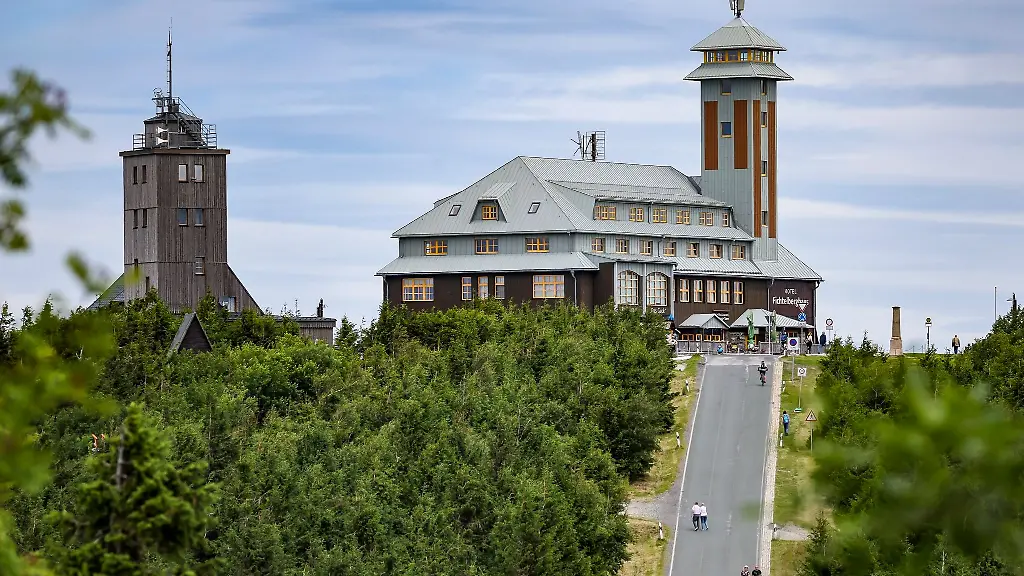 Wander-und-Ausfluegler-begeben-sich-auf-den-Gipfel-des-Fichtelbergs