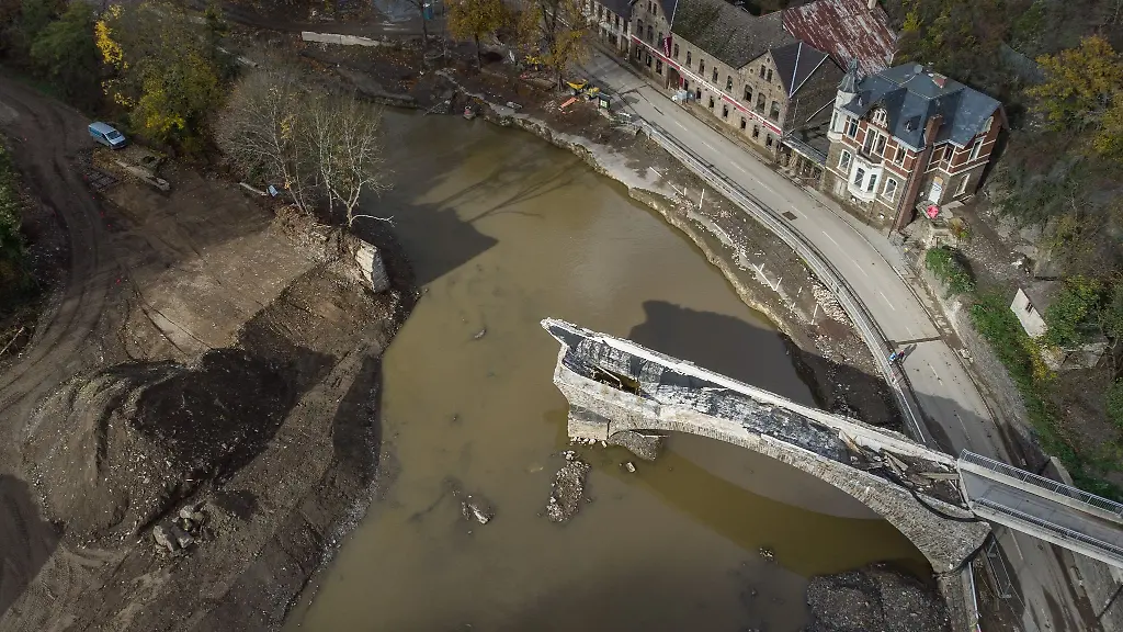 Die-von-der-Flut-zerstoerte-Eisenbahnbruecke-ueber-dem-Fluss-Ahr-in-Altenahr