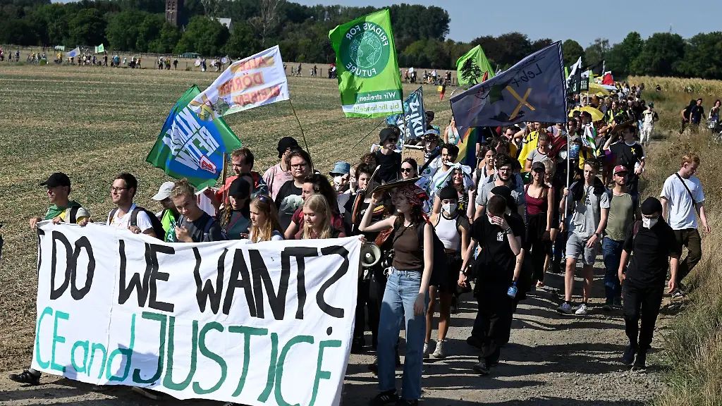 Menschen-protestieren-gegen-den-Abriss-des-Dorfes-Luetzerath