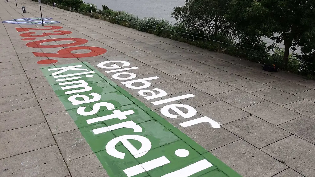 Auf-einer-Flaeche-ist-der-Schriftzug-23-09-Globaler-Klimastreik-zu-lesen