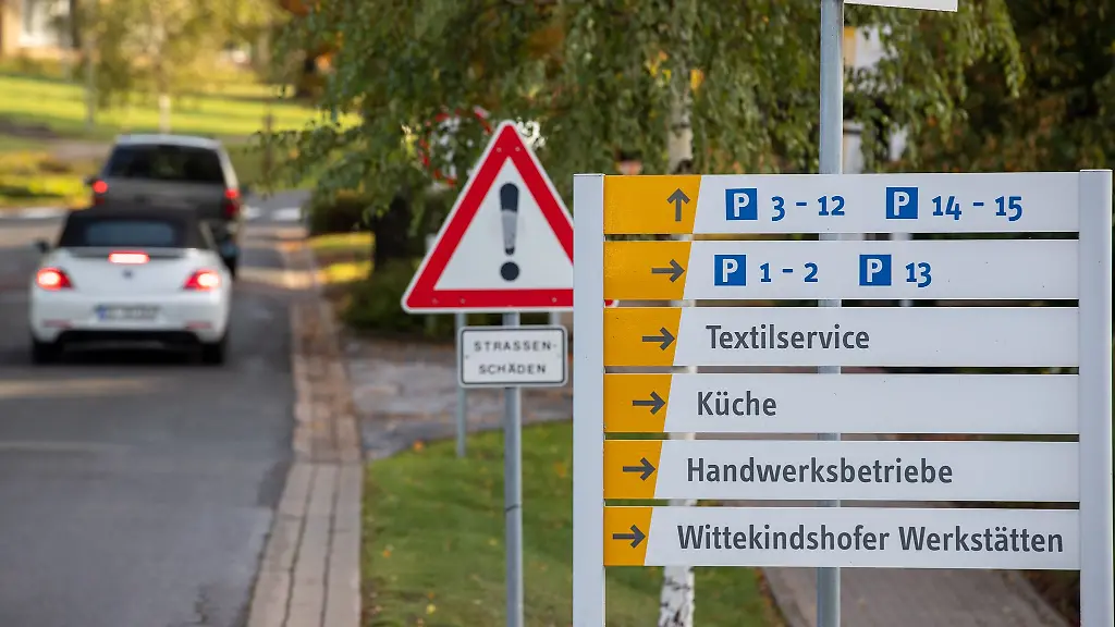 Wegweiser-am-Wittekindshof-einer-Einrichtung-fuer-Menschen-mit-Behinderung