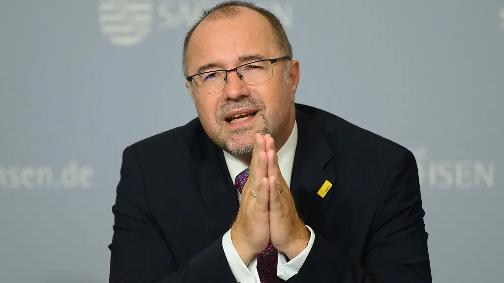 Steffen-Zenner-CDU-Oberbuergermeister-von-Plauen-spricht-auf-einem-Podium