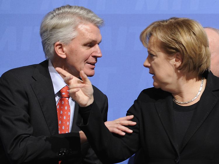 Der Chef der Mittelstands- und Wirtschaftsvereinigung Schlarmann im Gespräch mit Kanzlerin Merkel.