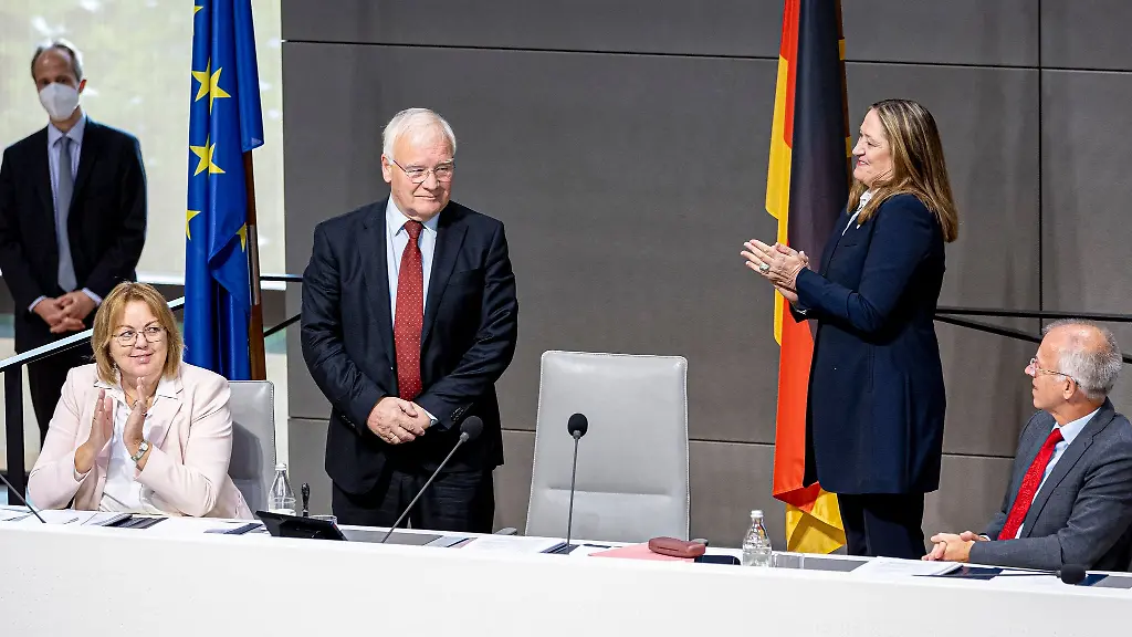 Bernd-Busemann-3-v-l-CDU-Vizepraesident-des-Niedersaechsischen-Landtags-neben-Gabriele-Andretta-2-v-r-SPD