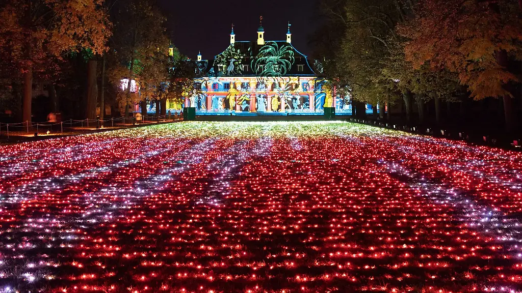 Hell-erleuchtet-ist-das-Bergpalais-in-Dresdens-Schloss-und-Park-Pillnitz