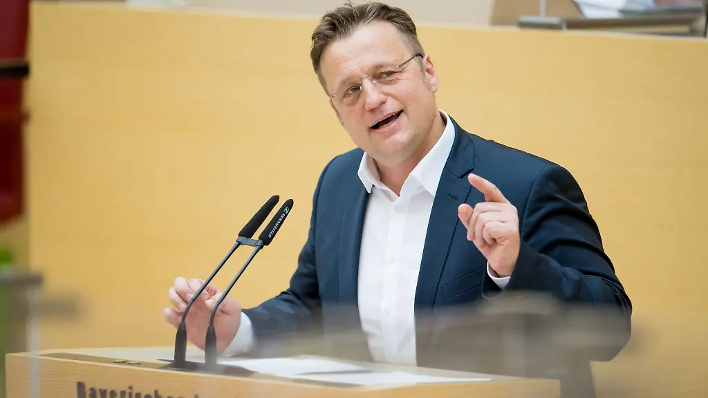Gerd-Mannes-AfD-AfD-Landtagsabgeordneter-spricht-im-Bayerischen-Landtag