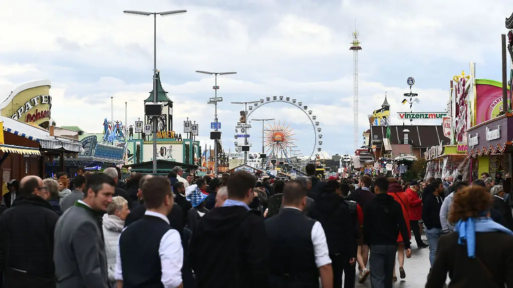 Das-Riesenrad-dreht-sich-auf-der-Theresienwiese-auf-dem-Muenchner-Oktoberfest