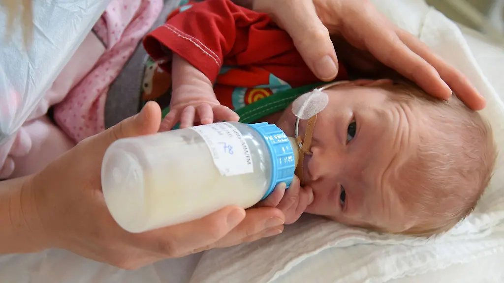 Ein-Fruehchen-wird-mit-Muttermilch-versorgt