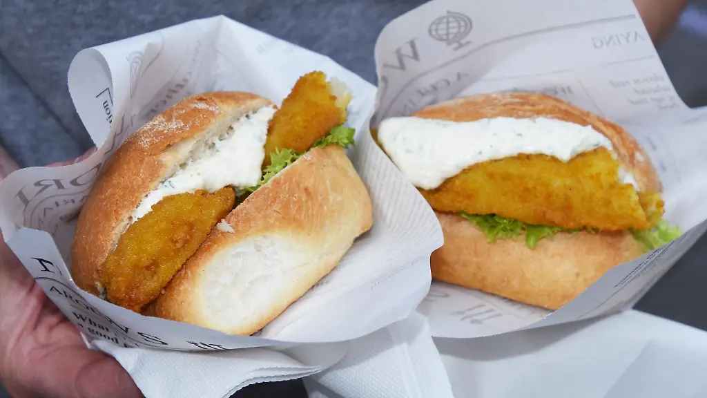 Fischbroetchen-sind-an-Deutschlands-Kuesten-Kult