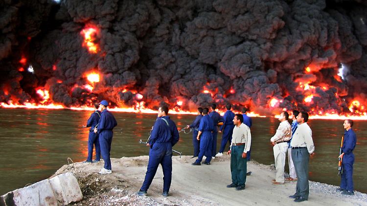 Nach dem Anschlag steht die Raffinerie in Flammen.