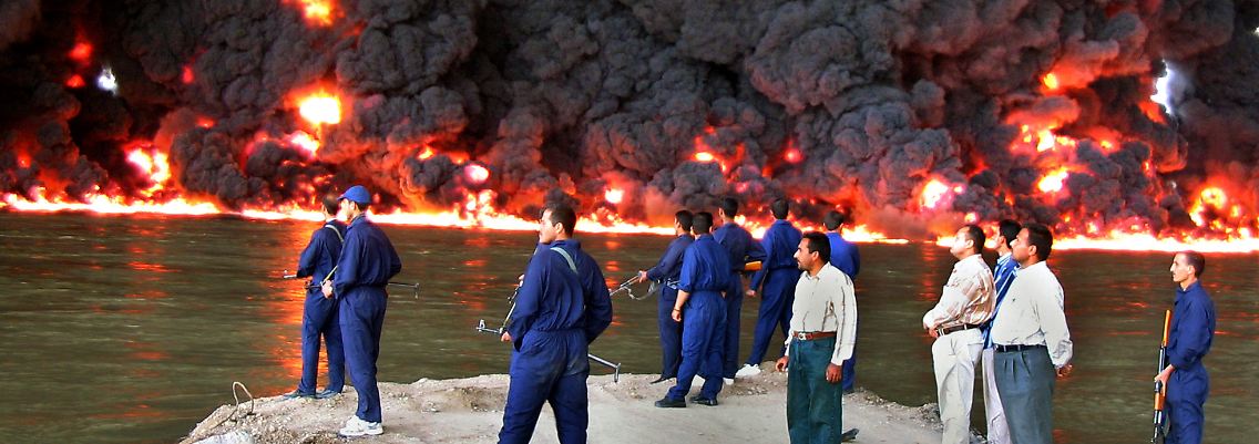 Nach dem Anschlag steht die Raffinerie in Flammen.