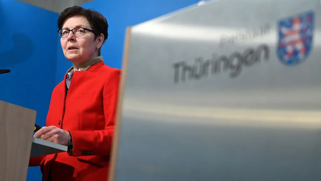 Heike-Taubert-SPD-Finanzministerin-von-Thueringen-spricht-waehrend-einer-Pressekonferenz