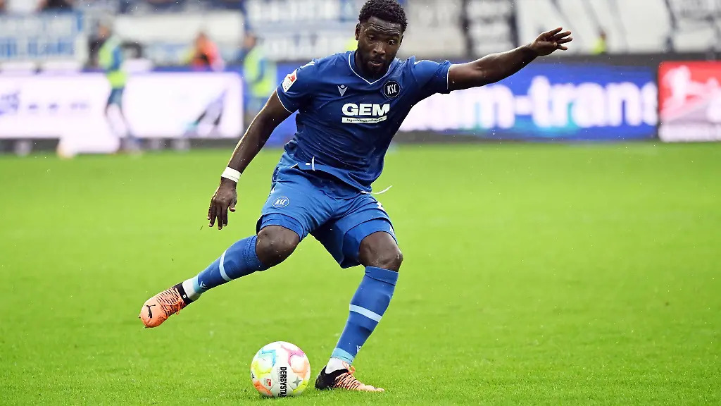 Der-Karlsruher-Stephan-Ambrosius-bei-einem-Spiel