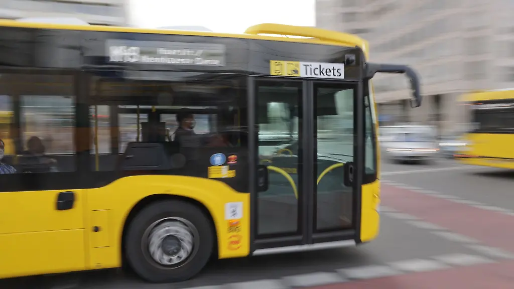 Ein-BVG-Bus-faehrt-am-Zoologischen-Garten-vorbei